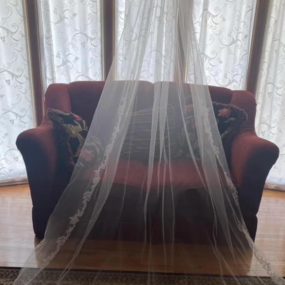 MAGGIE SOTERRO VEIL